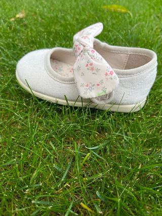 Zapatos de bebé con lazo floral talla 22