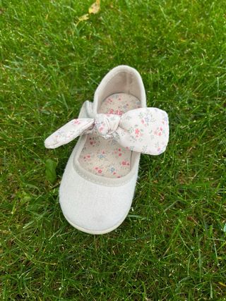 Zapatos de bebé con lazo floral talla 22