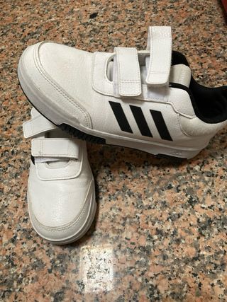 Adidas de velcro.