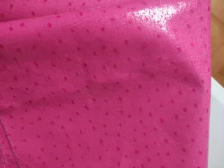 Retal de tela fucsia con topos