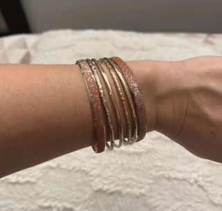 Pulseras negras, plateadas y doradas 20 unidades