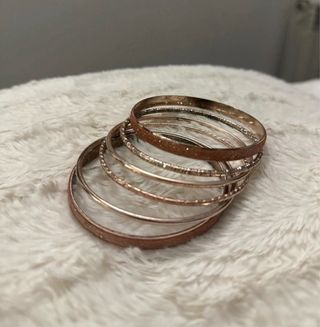 Pulseras negras, plateadas y doradas 20 unidades