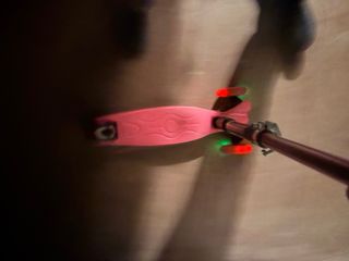Patinete rosa con luces LED