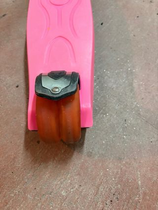 Patinete rosa con luces LED