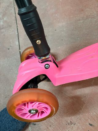 Patinete rosa con luces LED