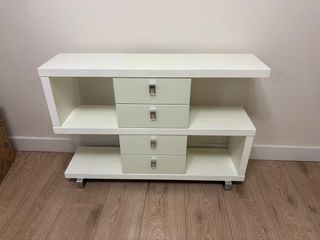 Mueble de entrada blanco y plateado