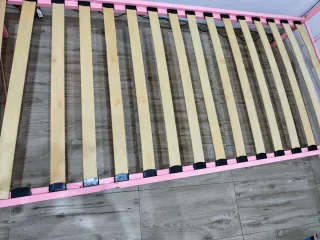 Cama individual rosa con colchón