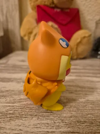 Muñeco Pikachu con disfraz