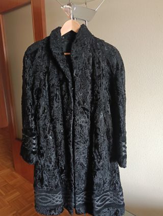 Abrigo largo de astracán negro