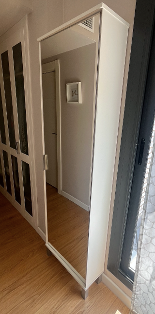 Zapatero blanco con espejo