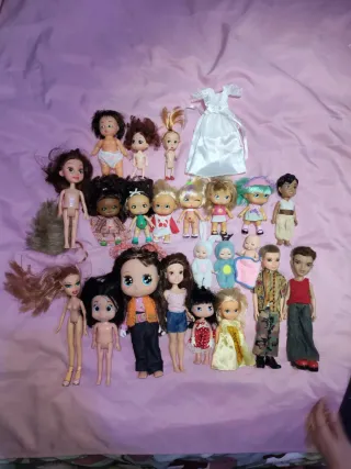 Lote de muñecas y vestido de novia