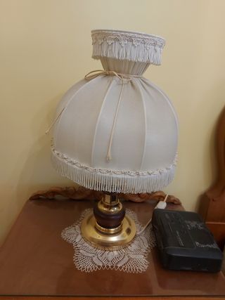 Lámpara de mesa beige y dorada