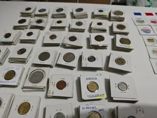 596 Monedas Mundiales Enfundadas