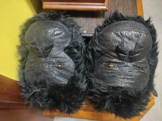 Zapatillas Gorila . Talla 42/43