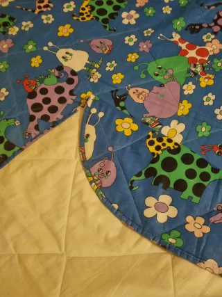 Colcha infantil azul con dibujos