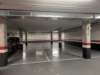 Amplia parcela de garaje con fácil acceso.