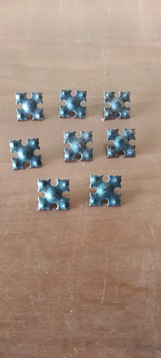 Ocho tachuelas antiguas son ocho