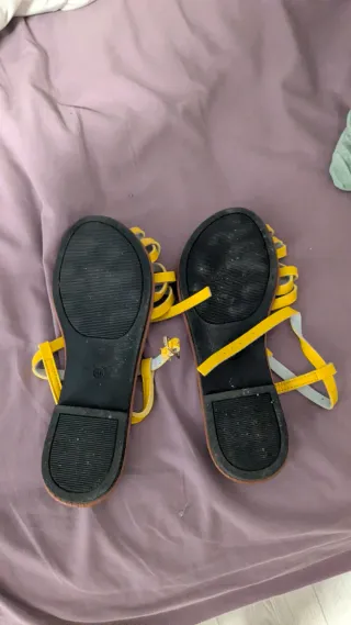 Sandalias planas amarillas mujer