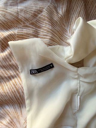 Blusa Zara Nueva satinada espalda abierta