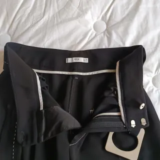 Pantalón de mujer. De la marca Mango