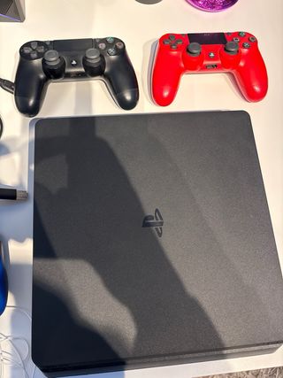 PS4 Slim 500GB Negra + 3 mandos + 4 Juegos