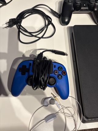 PS4 Slim 500GB Negra + 3 mandos + 4 Juegos