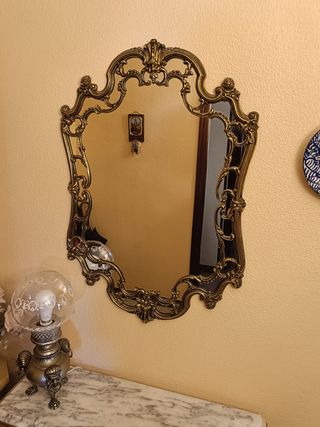 Cómoda de madera con espejo y mármol