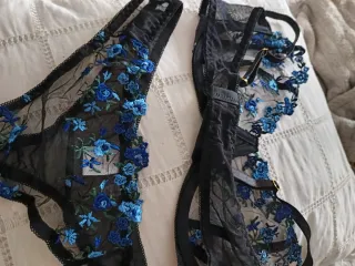 Conjunto lencería negro bordado floral azul