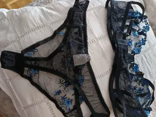 Conjunto lencería negro bordado floral azul