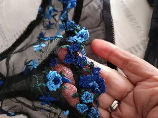 Conjunto lencería negro bordado floral azul