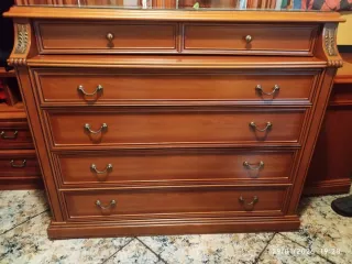 Cómoda de madera con espejo y forja