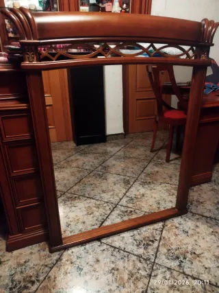 Cómoda de madera con espejo y forja