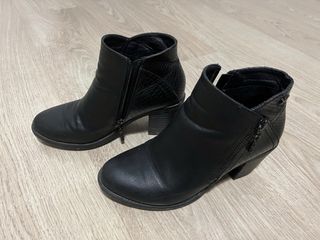 Botines negros tacón cómodo detalle atrás