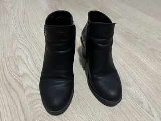 Botines negros tacón cómodo detalle atrás