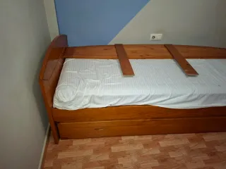 Escritorio de madera juvenil