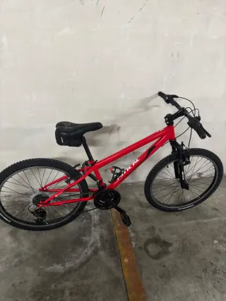 Bicicleta de montaña roja de 24pulgadas