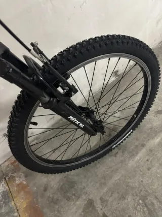 Bicicleta de montaña roja de 24pulgadas