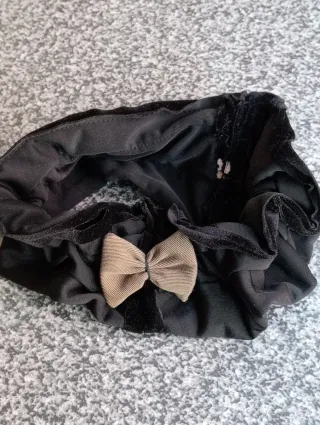 Collar negro con lazos beige