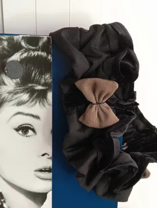 Collar negro con lazos beige