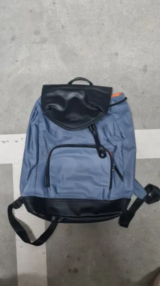 Mochila azul y negra