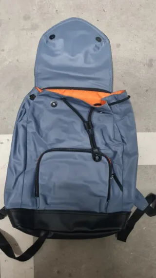 Mochila azul y negra