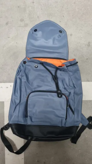 Mochila azul y negra