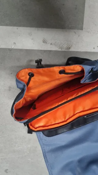 Mochila azul y negra