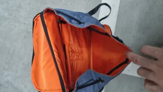 Mochila azul y negra