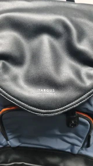 Mochila azul y negra