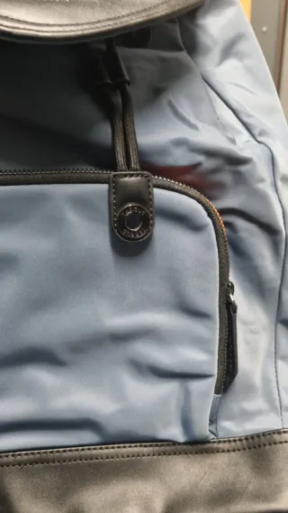 Mochila azul y negra