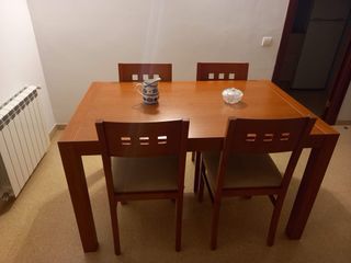 Mesa y 4 sillas comedor
