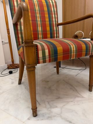 Butaca de madera con tapicería a cuadros