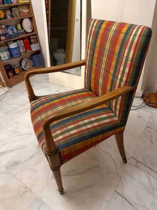 Butaca de madera con tapicería a cuadros