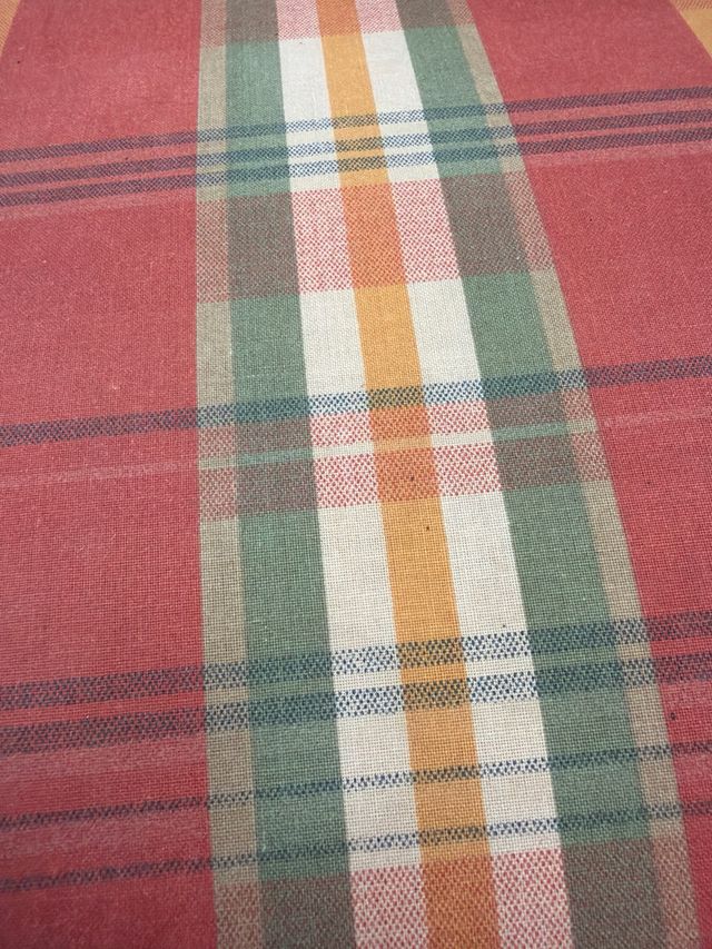 Butaca de madera con tapicería a cuadros